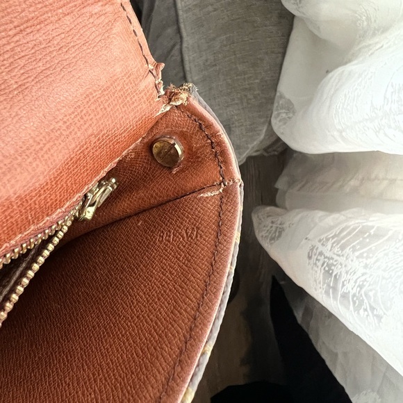 Louis Vuitton - Picture 4 of 15